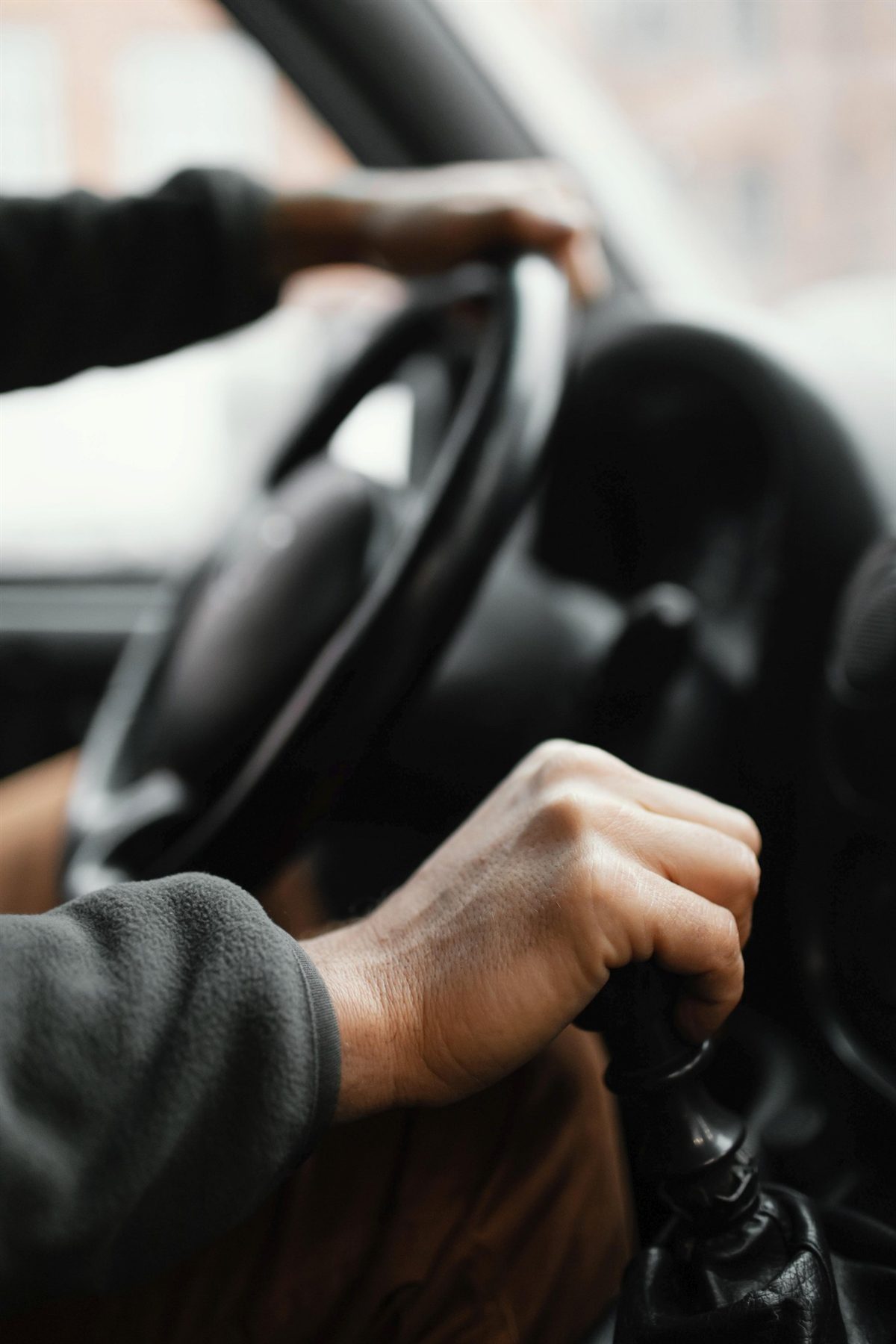 Élève au volant lors d'une leçon de conduite chez MC Conduite